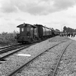 168820 Afbeelding van locomotor nr. 263 (serie 200/300) van de N.S. met een extra trein voor de reis van Ouden van ...